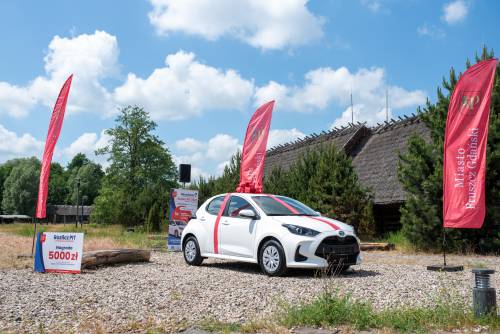 Zdjęcie przedstawia auto Toyota Yaris Hybrid 2023, które można było wygrać w Loterii PIT w Pruszczu Gdańskim